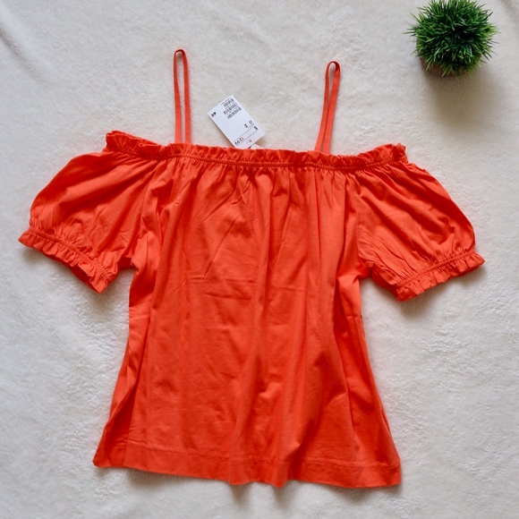 H&M Tops - Soft CUTE Off The Shoulder Top
